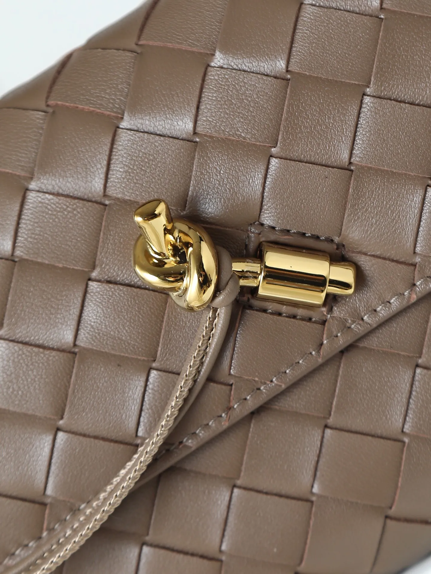 Batch 1540. The BV Andiamo evening handbag has been heavily cultivated again~ The designer aesthetics of the era of economic downturn are back. You fall in love with it at first sight and can't put it down. It's so beautiful. It's full of aura. The shape and texture are very competitive. It's lightweight and has sufficient capacity. It's a must-have for fashionistas. It's suitable for many occasions, minimalist, high-end and light luxury. Style number: 741511 Size: 31*13*3cm